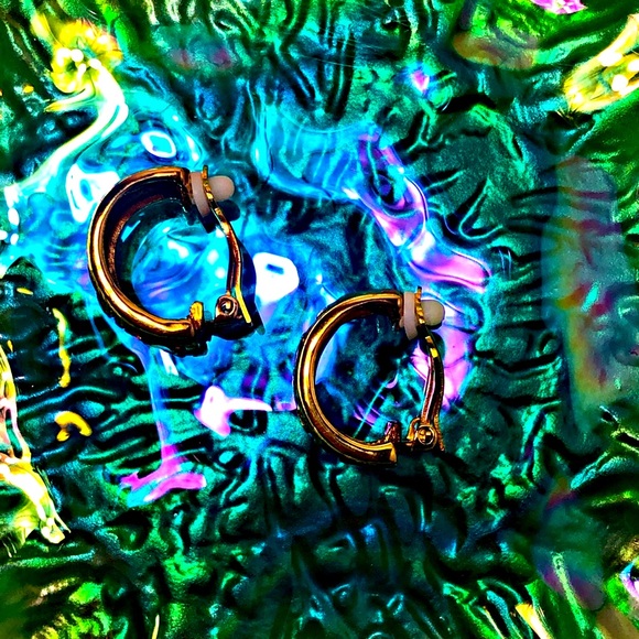 CHANEL Vintage Gold Cut Out Logo Clip On Earrings - Picture 8 of 12